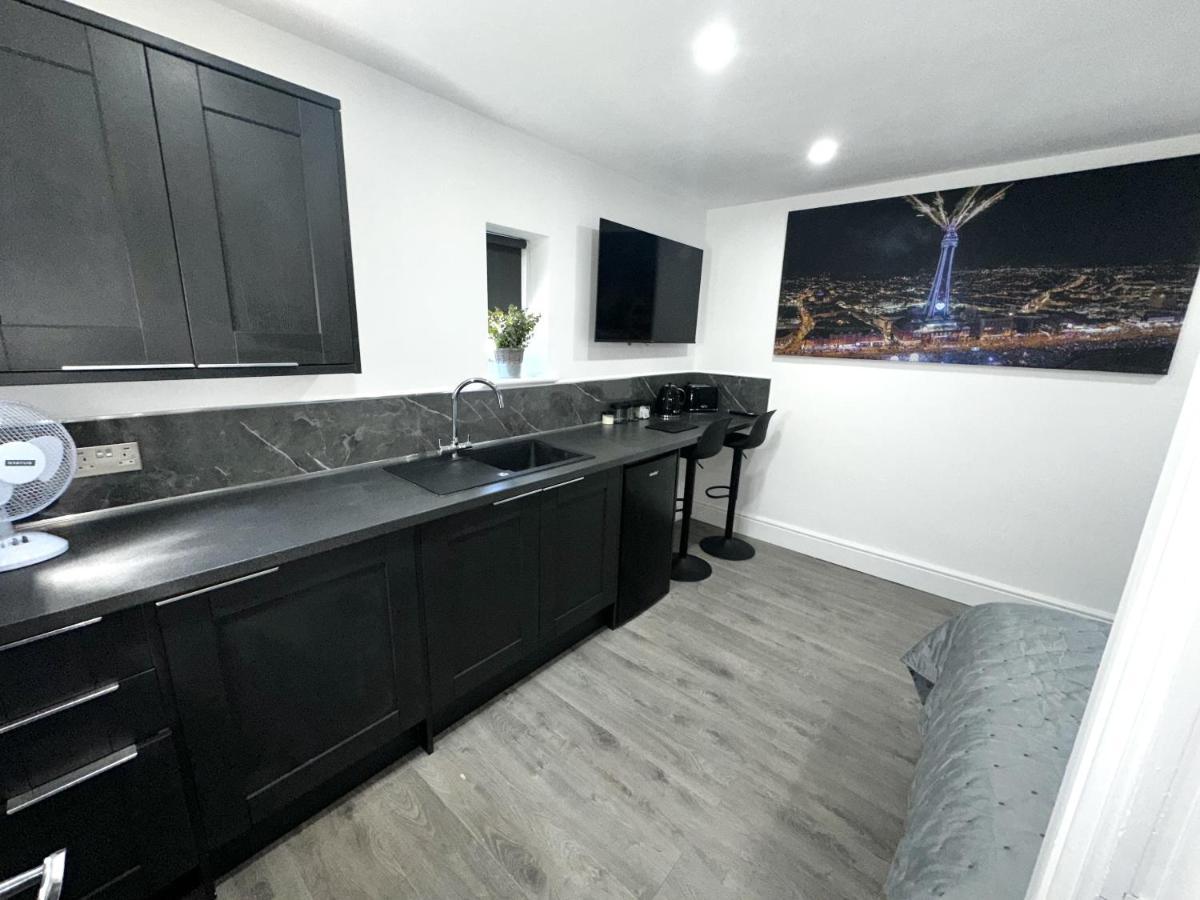 New Osborne Luxury Hottub And Jacuzzi Suites Blackpool Bagian luar foto